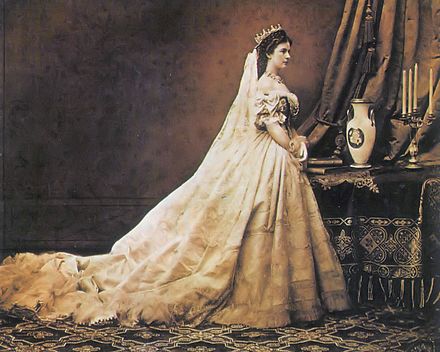 Photograph of Elisabeth as Queen of Hungary (by Emil Rabending [cs], 1867)