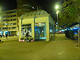 Estació de Sant Gervasi, a la plaça Molina, amb flors, espelmes i missatges per la mort de l'actor Alfonso Bayard, ocorreguda en aquesta mateixa plaça.