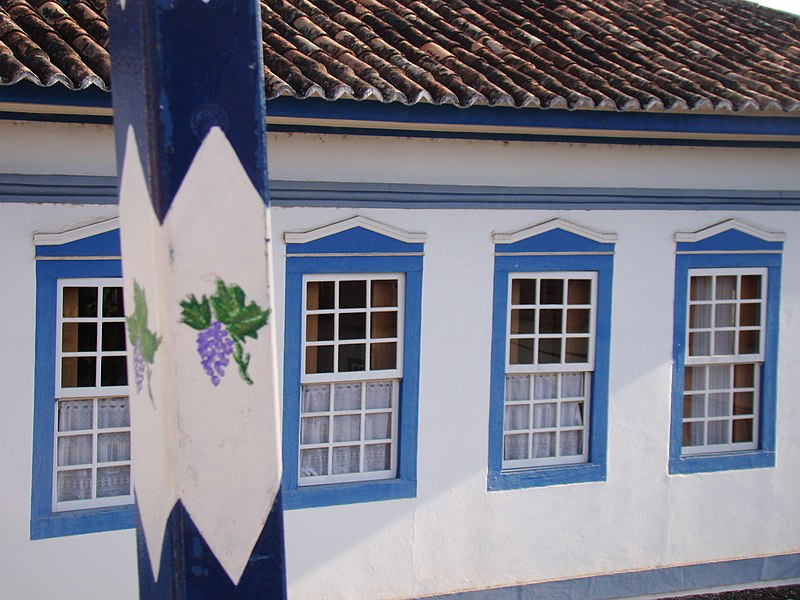 File:Fachada Lateral vista da praça da igreja.jpg