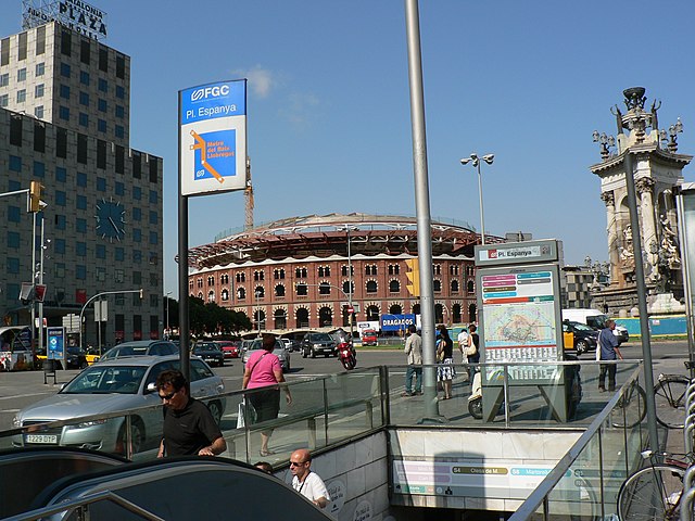 The station's southern entrance from Gran Via de les Corts Catalanes in 2009.