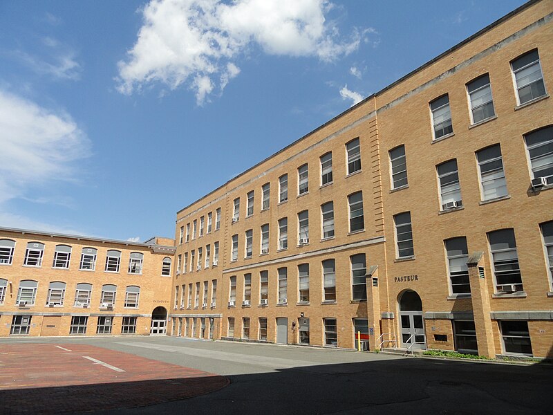 File:Falmouth and Pasteur Halls - University of Massachusetts Lowell - DSC00143.JPG