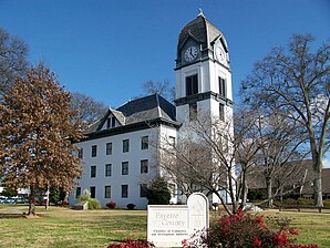 Fayette County Courthouse (2012). Das Courthouse entstand 1825; im Jahr 1888 wurde der Turm hinzugebaut. Im Jahr 1965 erhielt das Gerichts- und Verwaltungsgebäude eine umfassende Renovierung. Im September 1980 wurde das Fayette County Courthouse als zweites Objekt im County in das NRHP eingetragen.[1]