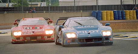 La Ferrari F40 GTE no 34 de Michel Ferté, Olivier Thévenin et Carlos Palau devant la no 41 à la chicane Ford au Mans 1995.