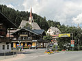 Fieberbrunn, la iglesia catolica (la Pfarrkirche Sankt Primus und Felizian) en la calle