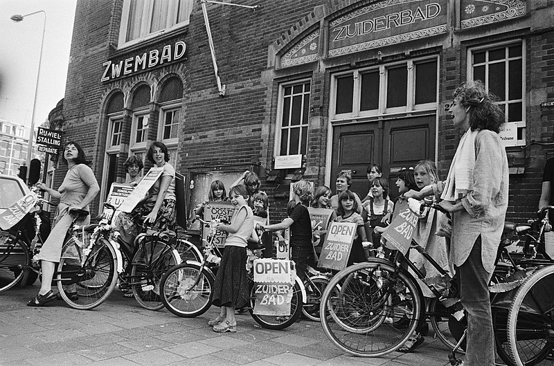 File:Fietsen met borden Zuiderbad open, Bestanddeelnr 930-3245.jpg