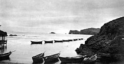 ウンガの沖に係留されている漁船の写真（ジョン・ネイサン・コッブ（英語版）撮影）