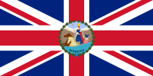 Flagge des Gouverneurs von Barbados (1870–1966). Der Rot-Weiß-Blaue Union Jack mit dem Emblem eines Meeresgottes, der auf zwei See-Pferden reitet.