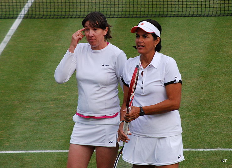 Winnaressen Natallja Zverava (li) en Gigi Fernández (re)