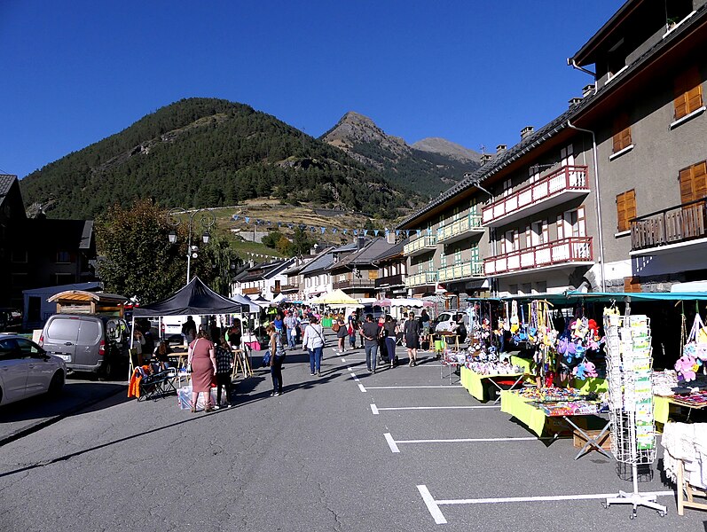 File:Foire d'octobre à Termignon en soirée (1er octobre 2023).JPG