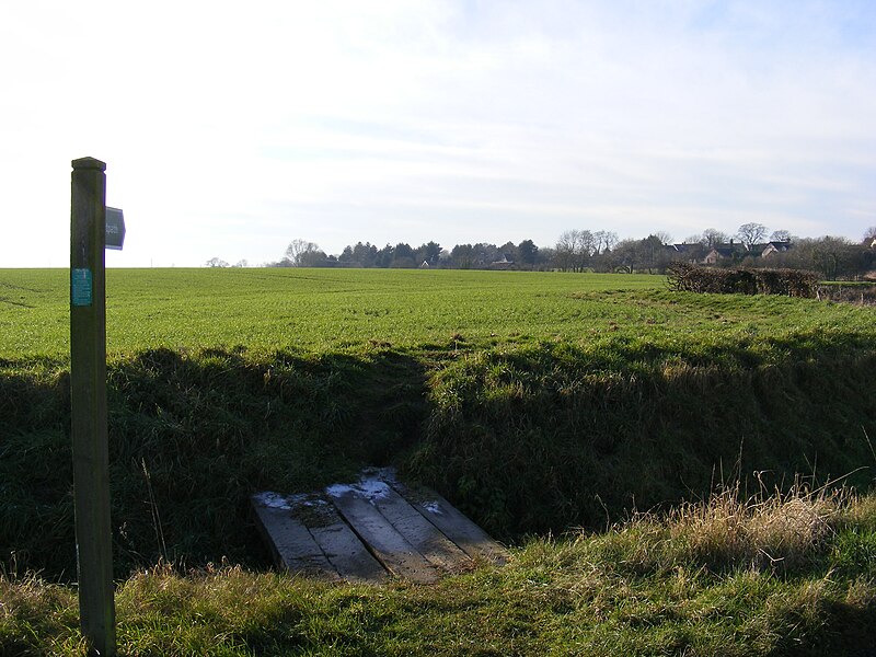 File:Footpath to The Street - geograph.org.uk - 2767734.jpg