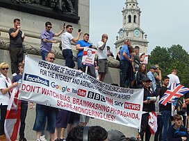 Protestatarii care cer eliberarea lui Tommy Robinson.