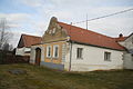 Čeština: Obytná budova kulturní památky usedlosti č. 4 v Menharticích, okr. Třebíč. English: Front building of Cultural monument house no. 4 in Menhartice, Třebíč District.