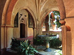 Fuente del claustro Mudejar del Real Monasterio de Santa María de Guadalupe.JPG