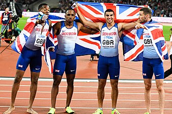 O time britânico campeão mundial do 4x100 m derrotando a equipe norte-americana.