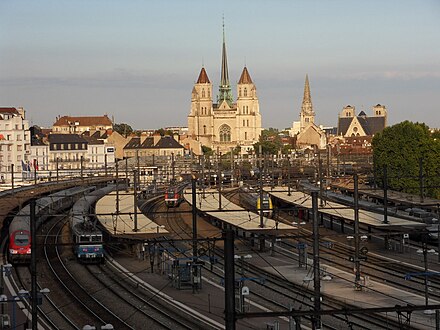La gare de Dijon-Ville, vue côté voies et la Cathédrale Saint-Bénigne.