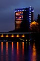 Abendliche Beleuchtung des Gasometers vom Rhein-Herne-Kanal aus gesehen