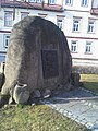 Gedenkstein von 1993 auf dem Marktplatz für die Opfer von Krieg und Gewalt