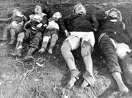 Demmin, ville allemande noyée sous les cadavres de suicidés en 1945 440px-Germans_killed_by_Soviet_army