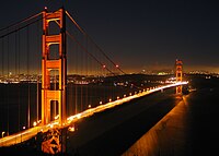 Le Golden Gate Bridge, illuminé la nuit