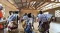 File:Groupe d'enfants exécutant une danse traditionnelle au Bénin 08.jpg
