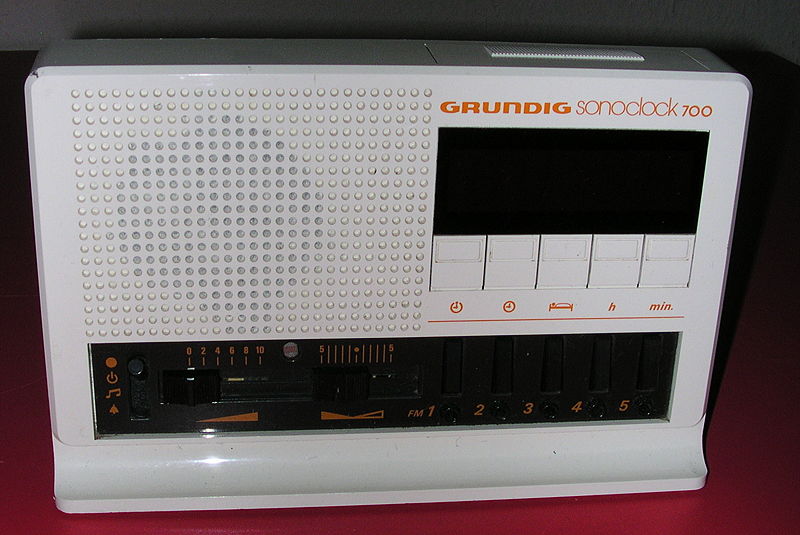 File:Grundig Sonoclock 700 weiß.jpg