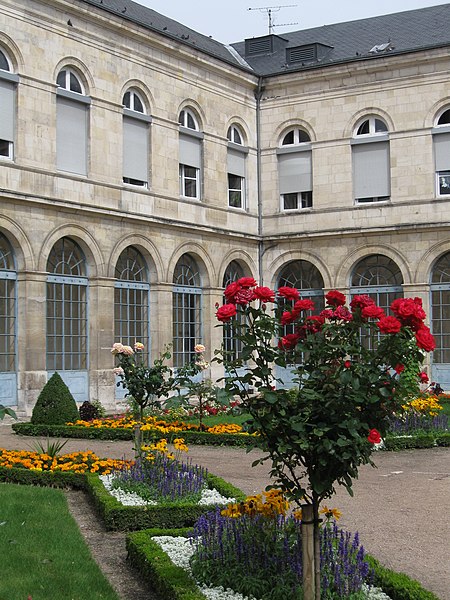File:Hôpital Orléans Porte Madeleine 02.jpg - Wikimedia Commons