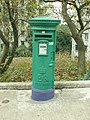 荔枝角荔景山道清麗苑對出之舊款郵筒 （PB27/1型，其中E II R代表英女王伊利沙伯二世（Elizabeth II Regina））
