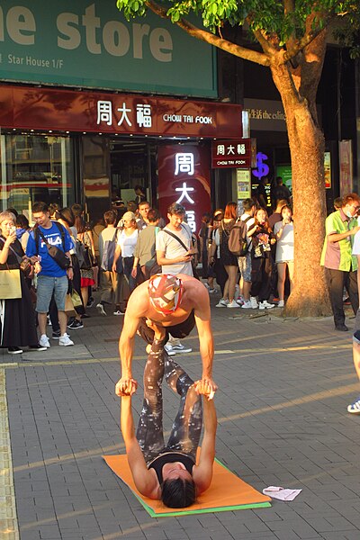 File:HK TST Russian 技巧體操 acrobatic gymnasts 街頭藝人 street performers 梳士巴利道 Salisbury Road round the world tourist October 2018 IX2 07.jpg