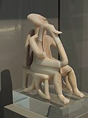 Harpistul, cea mai reprezentativă operă de artă cicladică; 2750-2200 î.Hr.; marmură; înălțime: 29,5 cm; se spune că ar fi de la Keros (Insulele Ciclade); Muzeul Național de Arheologie (Atena)