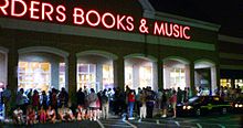 Une grande foule de fans attend à l'extérieur d'un magasin Borders dans le Delaware, attendant la sortie de Harry Potter et le Prince de sang-mêlé