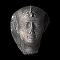 Голова фараона XXX династії, можливо Нектанеба II.