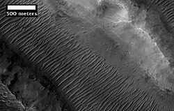 Údolí Her Desher Vallis s dunami (HiRISE)