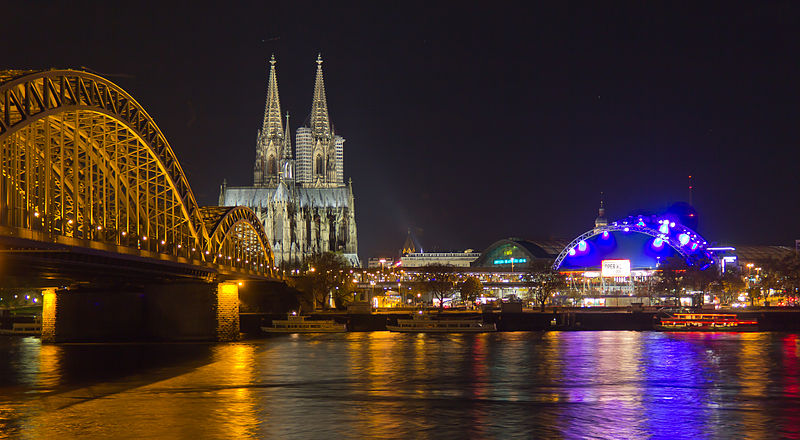 File:Hohenzollernbrücke - Kölner Dom - MusicalDome bei Nacht-2928.jpg