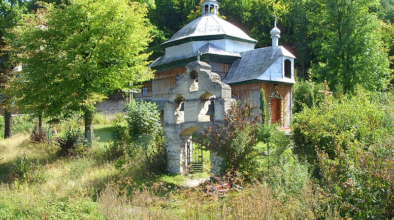 File:Holy Trinity church, Briukhovychi (06).jpg