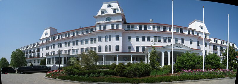 File:Hotel Wentworth by the Sea - panorama of facade.jpg