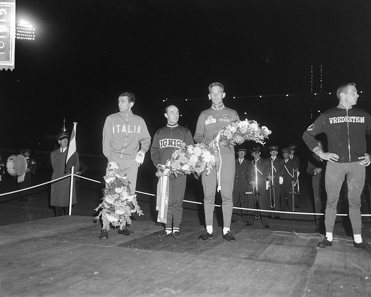 File:Huldiging wereldkampioenen in Olympisch Stadion, v.l.n.r. Beghetto, T. Groen en , Bestanddeelnr 918-1915.jpg