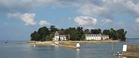 L'île Tristan vue du quai de l'aber de Pouldavid à pleine mer.