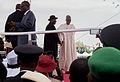 Goodluck Jonathan u rukovanju sa svojim nasljednikom Buharijem na inauguraciji 2015.
