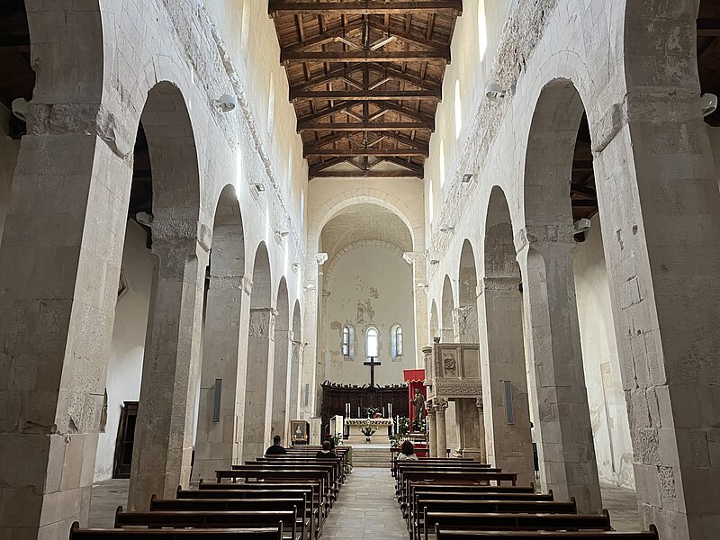 File:Interno concattedrale di Corfinio (AQ) navate.jpg