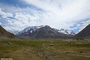 Die Gletscherzunge des Yashkuk-Yaz-Gletschers (links) mündet ins Chapursan-Tal