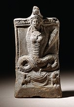 Estatua de una serpiente con la parte superior del torso y cabeza de mujer