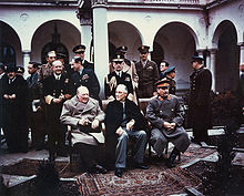 יושבים מימין לשמאל: סטלין, רוזוולט וצ'רצ'יל בוועידת יאלטה