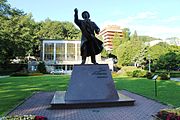 Pomnik od strony ul. Piłsudskiego
