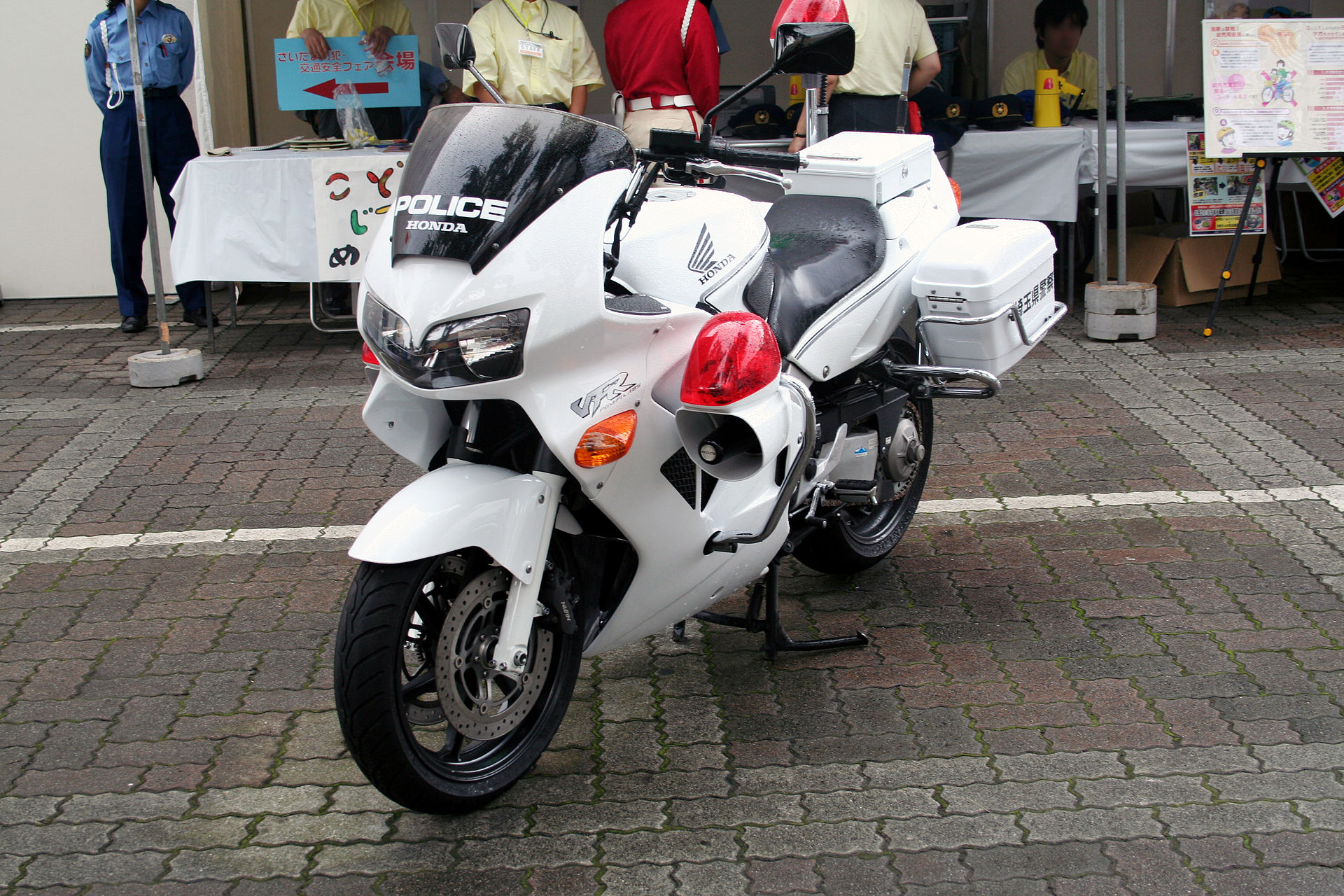 1920px-Japanese_HONDA_VFR800P_police_motorcycle.jpg