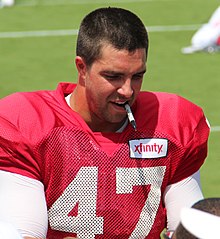 Josh Harris firmando autógrafos en el campo de entrenamiento de los Atlanta Falcons, julio de 2016