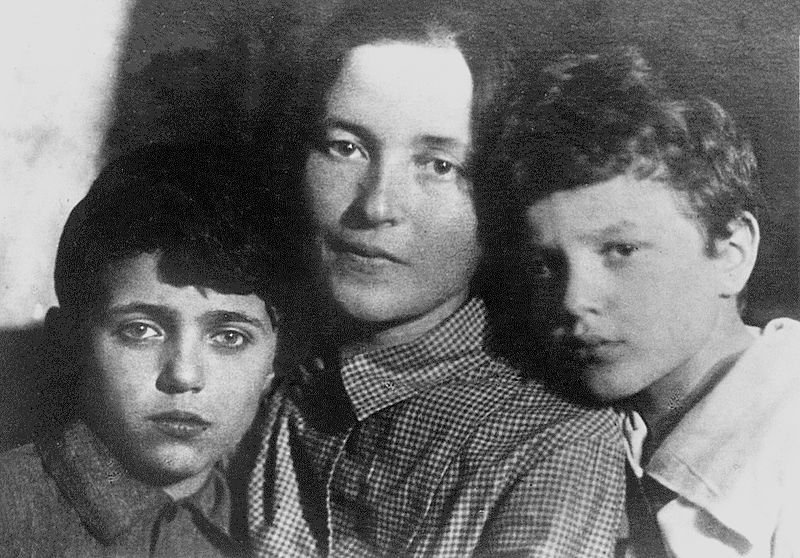 File:Julia Schucht with sons 1930s.jpg