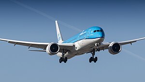 KLM Boeing 787-9 PH-BHI on short final at Schiphol (41344092082).jpg