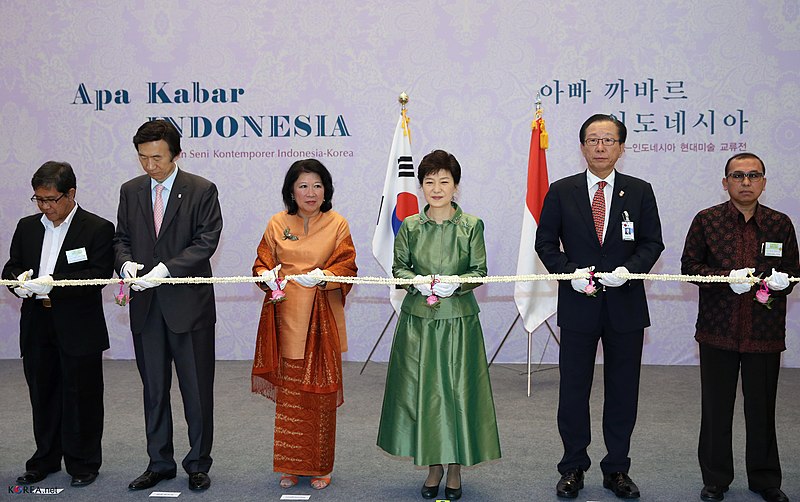 File:KOCIS Korea President Park ContemporaryArts Exhibition 01 (10263591975).jpg