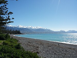 Pogled na plažo in pogorje Kaikōura proti morju s Kaikōure