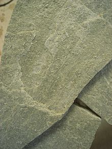 Quarzitplatten aus dem Mattertal (hier aus den Quarzitplattenbrüchen Lochmatter in St. Niklaus VS) mit Blick auf die unbearbeiteten Spaltflächen. Die aus dem Felsverband gelösten Quarzitblöcke wurden in Handarbeit in diese Platten aufgespalten.